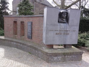 십자가의 성녀 데레사 베네딕타_photo by Havang(nl)_at the World War II Memorials in Echt of Limburg_Netherlands.JPG